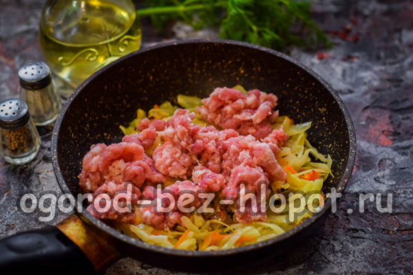 add minced meat to the pan