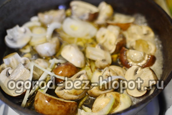 voeg ui, knoflook en marinade toe aan de champignons