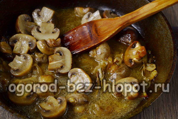 kook de champignons in de marinade