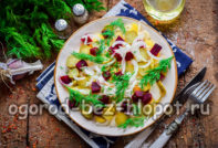 Salade rustique avec pommes de terre et cornichons