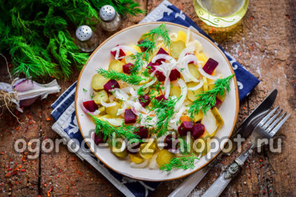 Rustikálny šalát so zemiakmi a nakladanou zeleninou