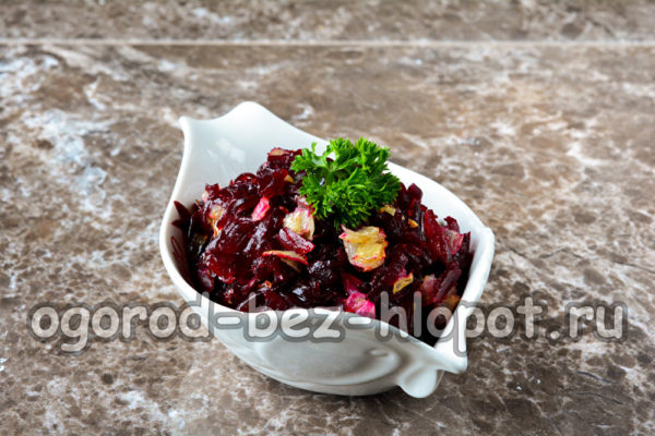 beetroot salad with fried onions ready