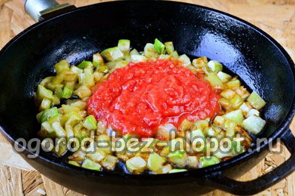 tillsätt tomat i pannan