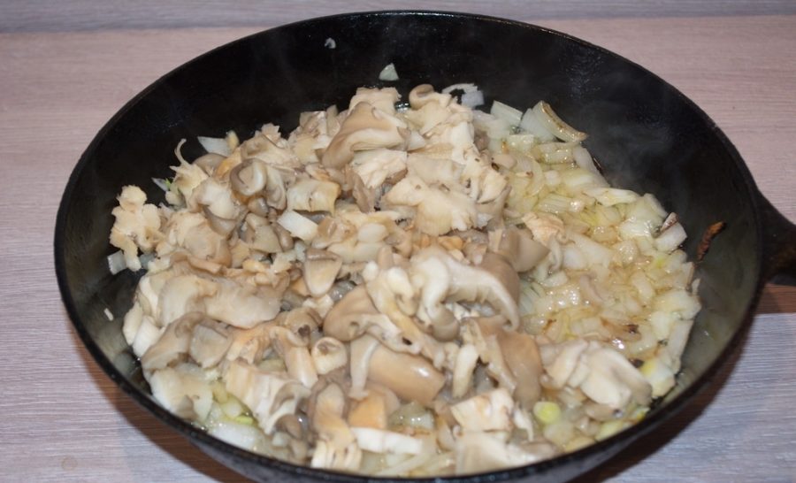 Oyster mushrooms with onions