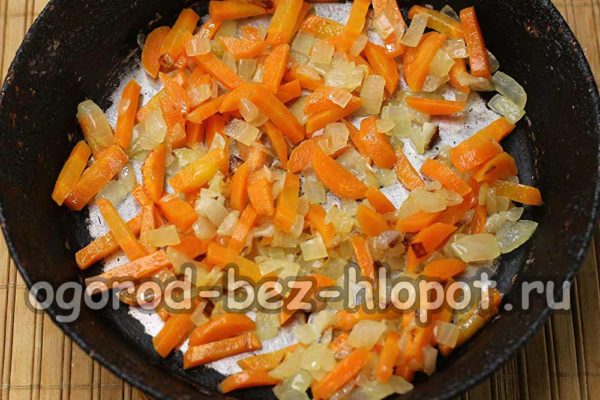 запържете лука и морковите