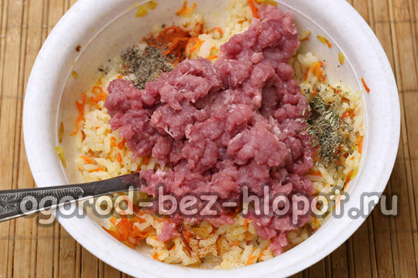 mezclar arroz, verduras y carne picada