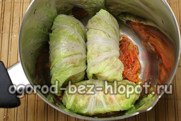 put stuffed cabbage in a pan
