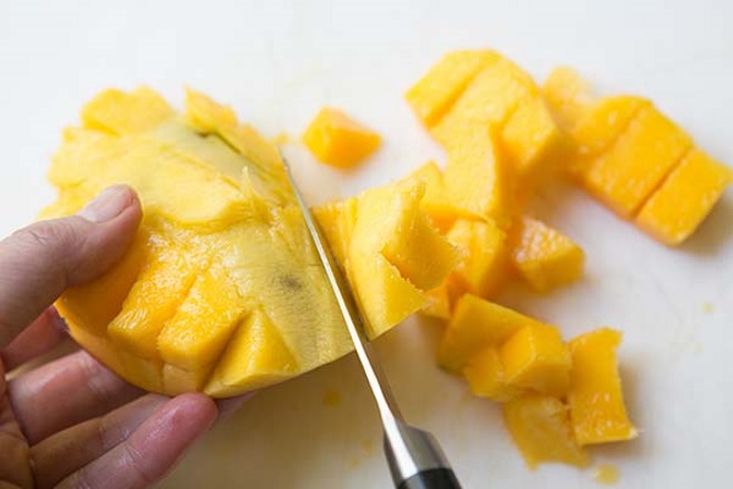 A mangó csonttal történő szeletelésének módja