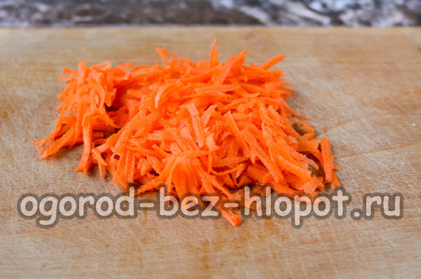 обелете и настържете морковите