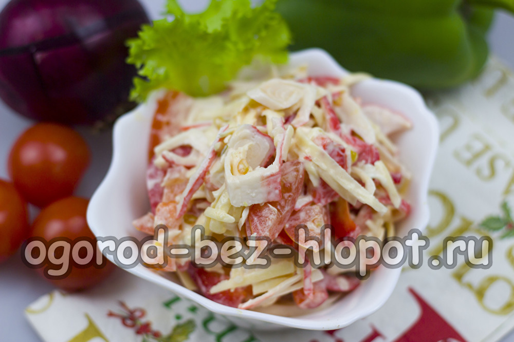 Salade De Mer Rouge Avec Des Bâtons De Crabe