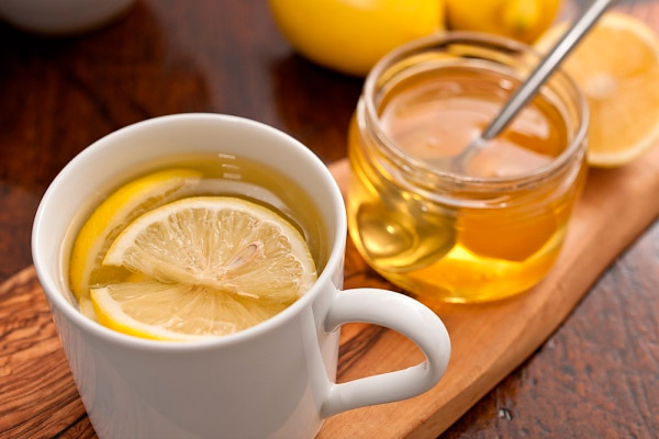 Thé chaud au citron et au miel