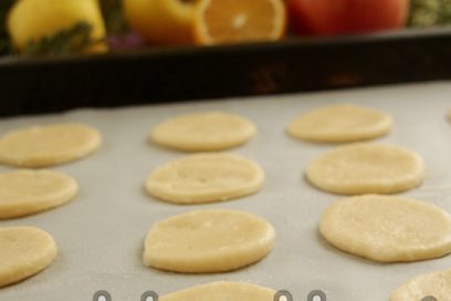 mettre les biscuits sur une plaque à pâtisserie