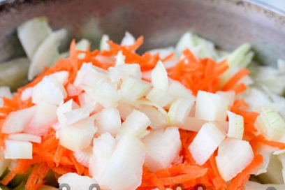 adăugați ceapă și morcovi