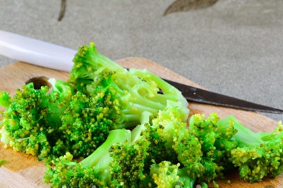koka broccoli och hacka