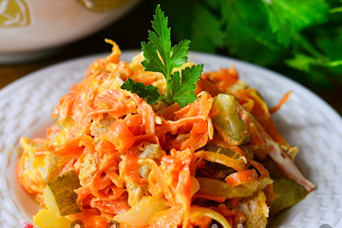 Obzhorka-salade met vlees en groenten in het zuur