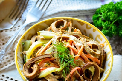 Salată de Zimushka cu ficat de pui și morcovi coreeni