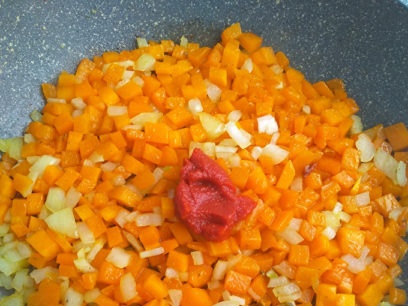 agregue la pasta de tomate, sal, pimienta