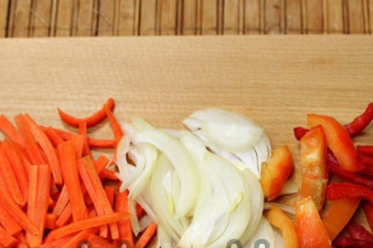 morcovi tocați, ceapă și ardei
