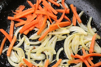 mélanger les oignons et les carottes