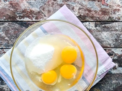 смесете яйцата със захарта