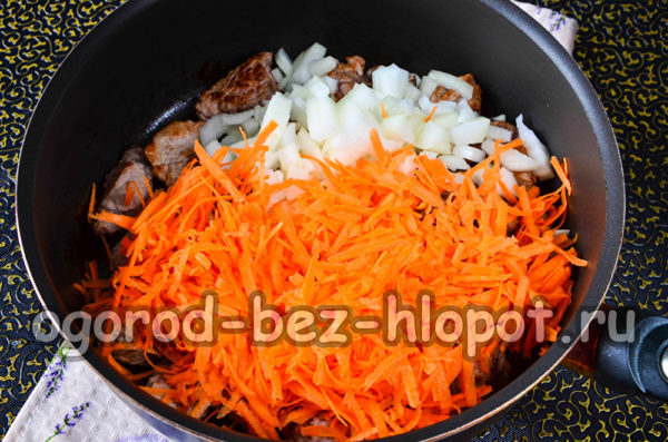 добавете лука и морковите към месото