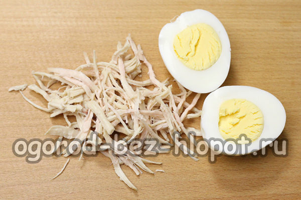 pelar los huevos, desmontar la carne en fibras