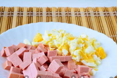 cut sausage and eggs