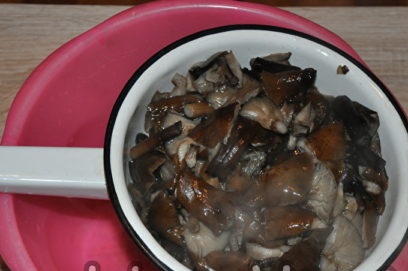 toss the mushrooms in a colander