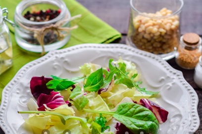 mettre les feuilles de salade sur une assiette