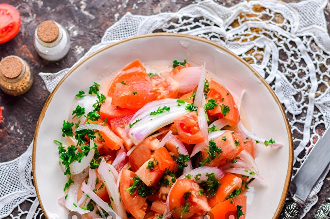 Oezbeekse salade met tomaten en uien