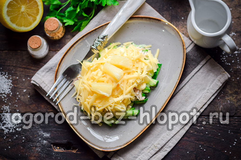 kaprový salát s kuřecím masem a ananasem