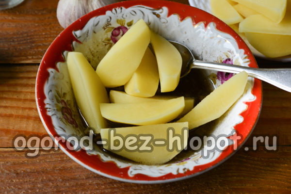 מערבבים תפוחי אדמה עם רוטב