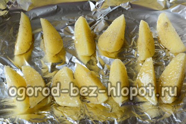 оцелеят картофи върху лист за печене