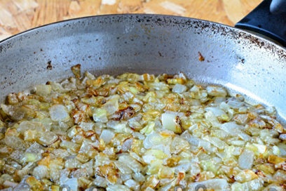 goreng bawang dalam kuali