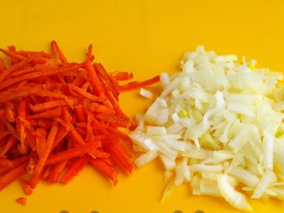 râper les carottes, hacher l'oignon