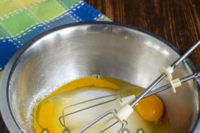 miešajte vajcia s cukrom
