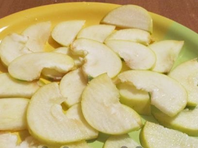 corte las manzanas y espolvoree con jugo de limón