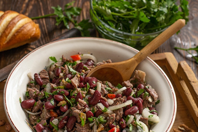 Salade de Tbilissi avec haricots rouges et bœuf
