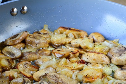 freír champiñones con cebolla