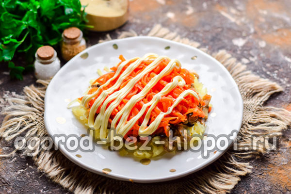 grease a layer of carrots with mayonnaise