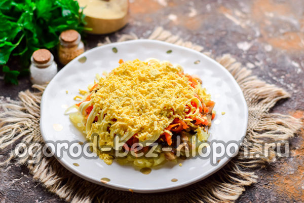 a layer of grated yolks