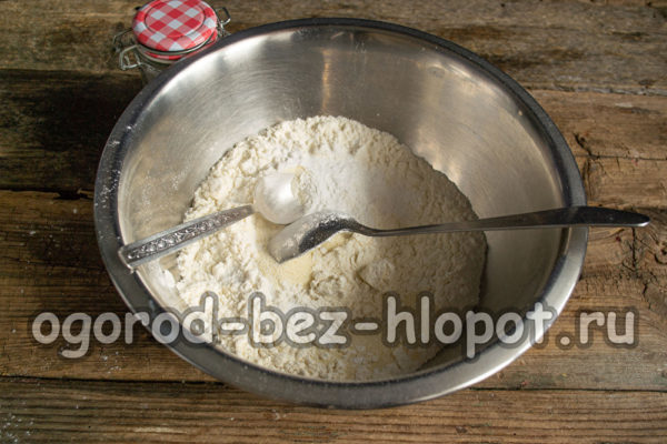 mezclar harina, sémola y levadura en polvo