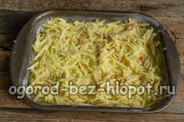 put a layer of grated apples