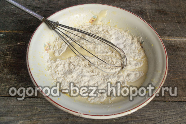 להוסיף קמח עם אבקת אפייה