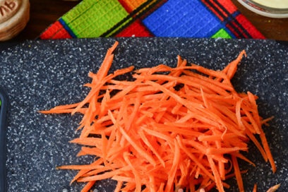 настържете моркови
