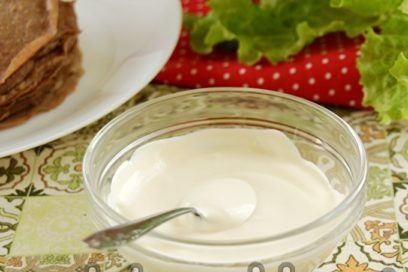 mix sour cream and mayonnaise