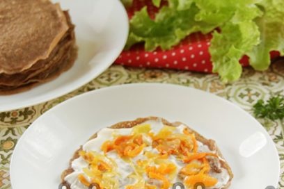 vet een pannenkoek in met zure room met mayonaise en leg wortelen met uien
