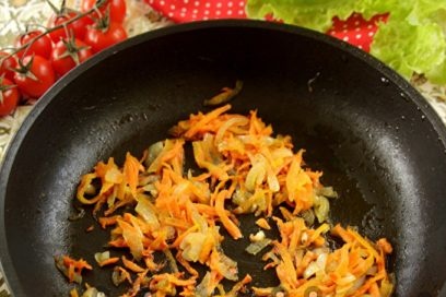 freír cebollas y zanahorias