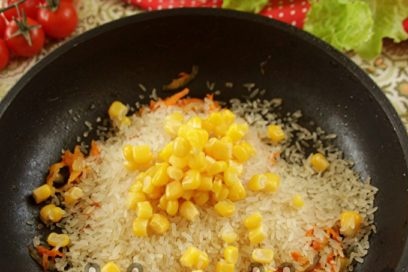 добавете ориз и царевица