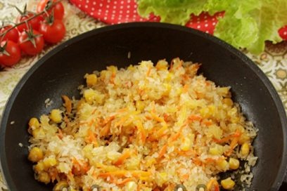 mélanger le riz et les légumes